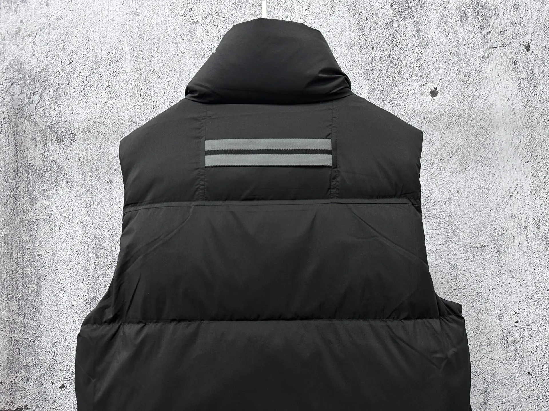 P560 【CANADA GOOSE】Lawrence Men's Down Vest The Lawrence down vest features a durable shell and quilted body, making it a must-have item for all seasons. It's made from sustainable Enduraluxe fabric, which has a durable soft touch. The Lawrence features a thoughtfully designed down-filled collar to block strong winds, a two-way zipper and a longer rear hem. Size: XS-XXL